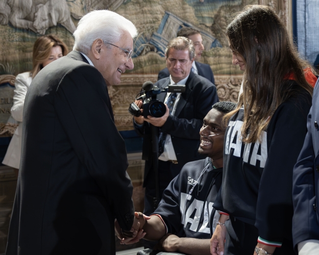 Il Presidente della Repubblica Sergio Mattarella saluta l’atleta paralimpico Rigivan Ganeshamoorthy, in occasione della cerimonia di restituzione della Bandiera da parte degli atleti italiani di ritorno dai Giochi Olimpici e Paralimpici di Parigi 2024