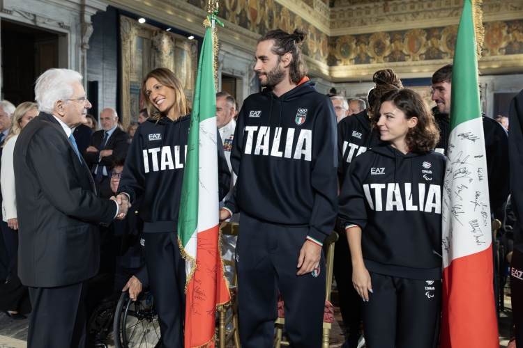 Il Presidente della Repubblica Sergio Mattarella saluta gli Alfieri della squadra olimpica, Arianna Errigo e Gianmarco Tamberi e Ambra Sabatini e l'Alfiere della squadra paralimpica, in occasione della cerimonia di restituzione della Bandiera da parte degli atleti italiani di ritorno dai Giochi Olimpici e Paralimpici di Parigi 2024