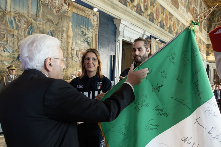 Il Presidente della Repubblica Sergio Mattarella riceve dagli Alfieri della squadra olimpica, Arianna Errigo e Gianmarco Tamberi il Tricolore con le firme degli atleti vincitori di medaglia olimpica