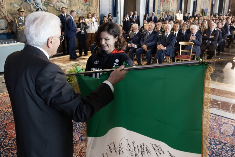 Il Presidente della Repubblica Sergio Mattarella riceve dall’Alfiere della squadra paralimpica Ambra Sabatini il Tricolore con le firme degli atleti vincitori di medaglia paralimpica
