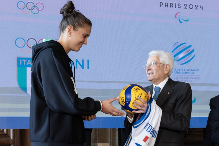 Il Presidente della Repubblica Sergio Mattarella riceve da Anna Danesi, capitano dell’Italia del volley d’oro il pallone della finale di pallavolo femminile