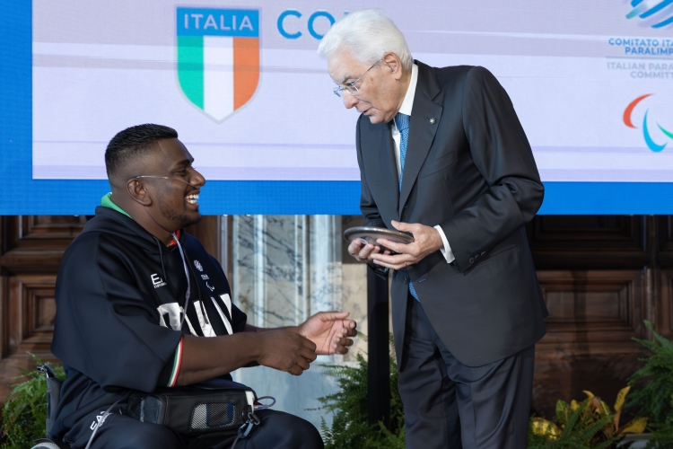 Il Presidente della Repubblica Sergio Mattarella riceve da Rigivan Ganeshamoorthy il disco personale con cui ha vinto la medaglia d’oro battendo 3 record del mondo nella stessa gara