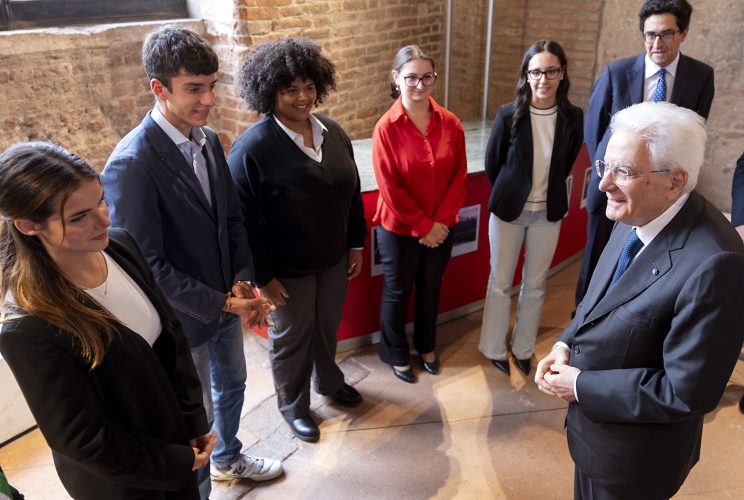 Il Presidente della Repubblica Sergio Mattarella con i ragazzi che hanno letto alcune lettere in occasione della partecipazione al Festival del Pensare Contemporaneo