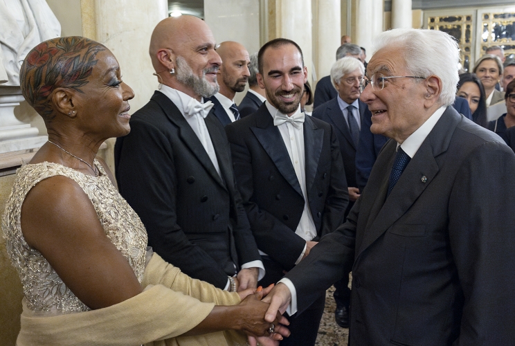 Il Presidente della Repubblica Sergio Mattarella  saluta Amii Stewart, in occasione del concerto per i 220 anni del Teatro Municipale di Piacenza