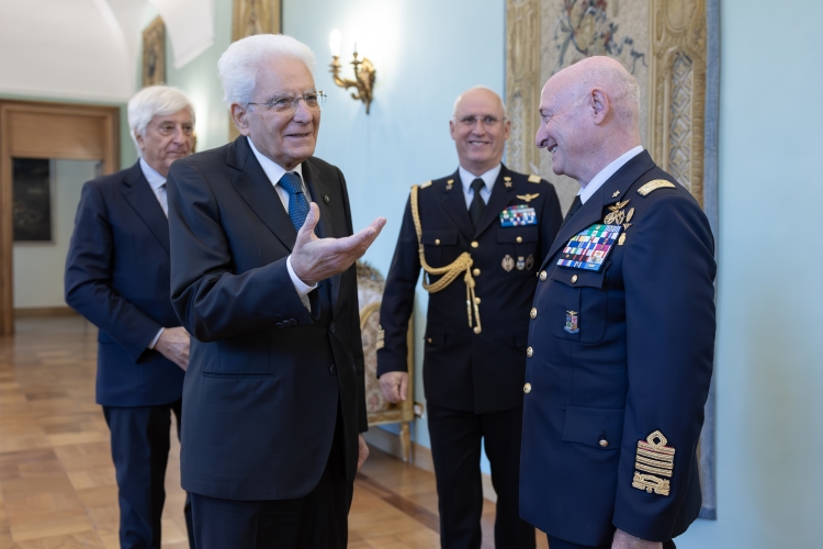 Il Presidente della Repubblica Sergio Mattarella con Luca Goretti Capo di Stato Maggiore dell'Aeronautica Militare, in occasione dell'incontro con i Piloti della Pattuglia Acrobatica Nazionale -PAN
