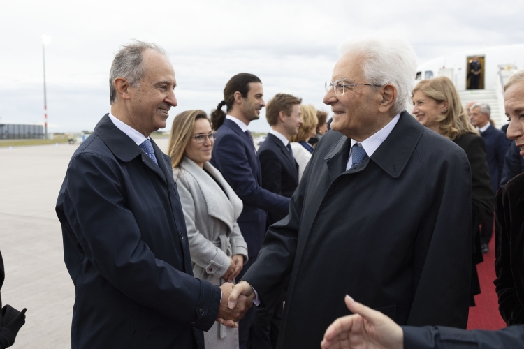 Il Presidente della Repubblica, Sergio Mattarella, arriva all’aeroporto militare di Berlino-Brandeburgo accolto dall'Ambasciatore d’Italia a Berlino, Armando Varricchio, in occasione della visita di Stato nella Repubblica Federale di Germania.