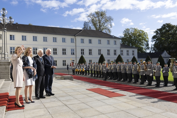 Il Presidente della Repubblica, Sergio Mattarella, e la Sig.ra Laura a Palazzo Bellevue accolti da Frank-Walter Steinmeier, Presidente della Repubblica Federale di Germania e Consorte, Sig.ra Elke Büdenbender, in occasione della visita di Stato.