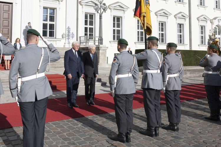 Il Presidente della Repubblica, Sergio Mattarella, con Frank-Walter Steinmeier, Presidente della Repubblica Federale di Germania, durante gli onori militari.