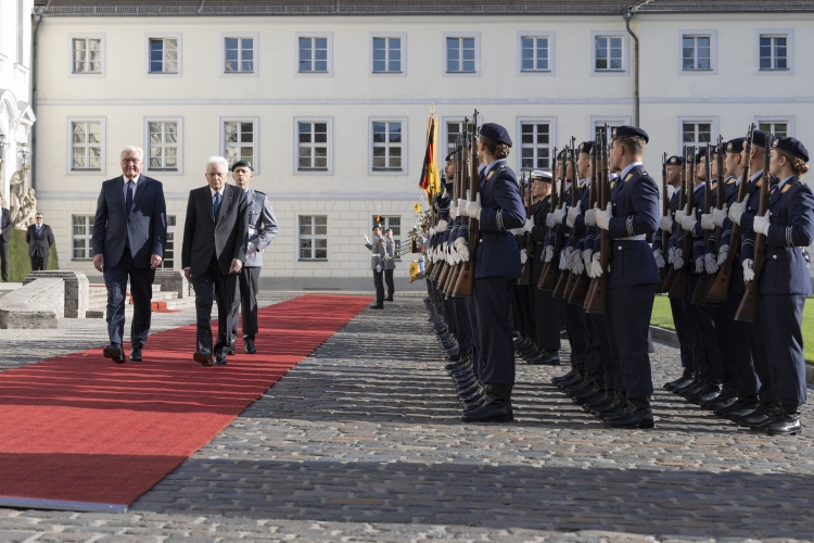Il Presidente della Repubblica, Sergio Mattarella, con Frank-Walter Steinmeier, Presidente della Repubblica Federale di Germania, durante gli onori militari.