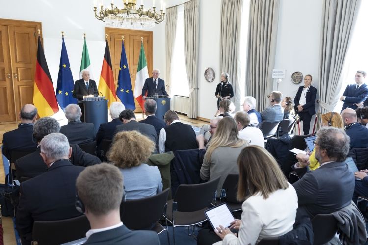 Il Presidente della Repubblica, Sergio Mattarella, con Frank-Walter Steinmeier, Presidente della Repubblica Federale di Germania, durante la conferenza stampa.