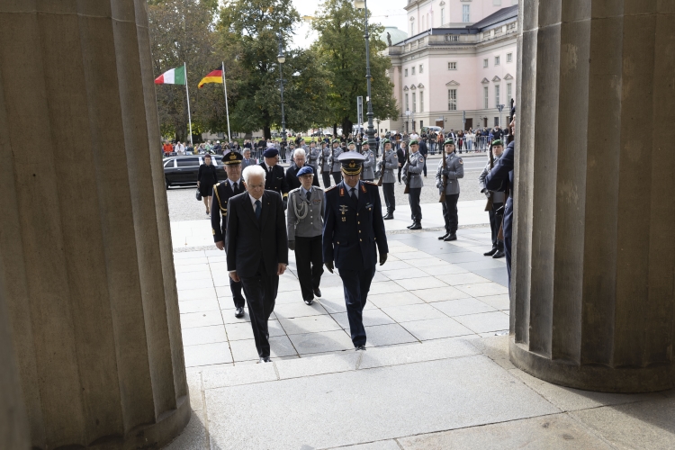 Il Presidente della Repubblica, Sergio Mattarella, al monumento della Nuova Guardia, depone una corona in occasione della visita di Stato nella Repubblica Federale di Germania.