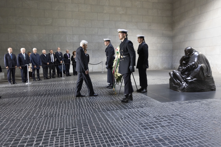 Il Presidente della Repubblica, Sergio Mattarella, al monumento della Nuova Guardia, depone una corona in occasione della visita di Stato nella Repubblica Federale di Germania.