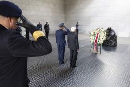 Il Presidente della Repubblica, Sergio Mattarella, al monumento della Nuova Guardia, depone una corona in occasione della visita di Stato nella Repubblica Federale di Germania.