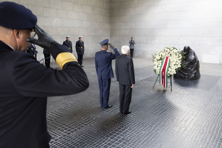 Il Presidente della Repubblica, Sergio Mattarella, al monumento della Nuova Guardia, depone una corona in occasione della visita di Stato nella Repubblica Federale di Germania.