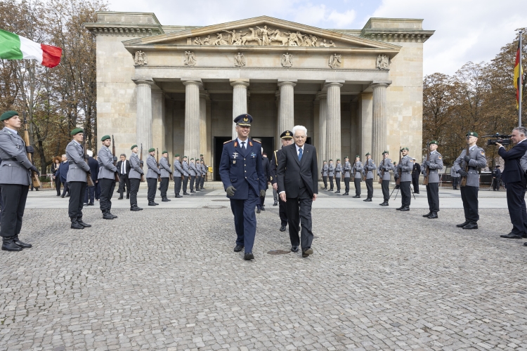 Il Presidente della Repubblica, Sergio Mattarella, al monumento della Nuova Guardia, depone una corona in occasione della visita di Stato nella Repubblica Federale di Germania.
