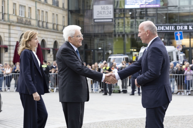 Il Presidente della Repubblica, Sergio Mattarella, alla Porta di Brandeburgo accolto dal Borgomastro di Berlino, Kai Wegner.