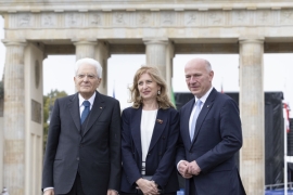 Il Presidente della Repubblica, Sergio Mattarella, alla Porta di Brandeburgo con il Borgomastro di Berlino, Kai Wegner.