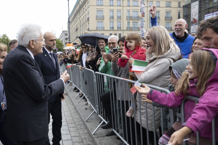 Il Presidente della Repubblica, Sergio Mattarella, alla Porta di Brandeburgo.