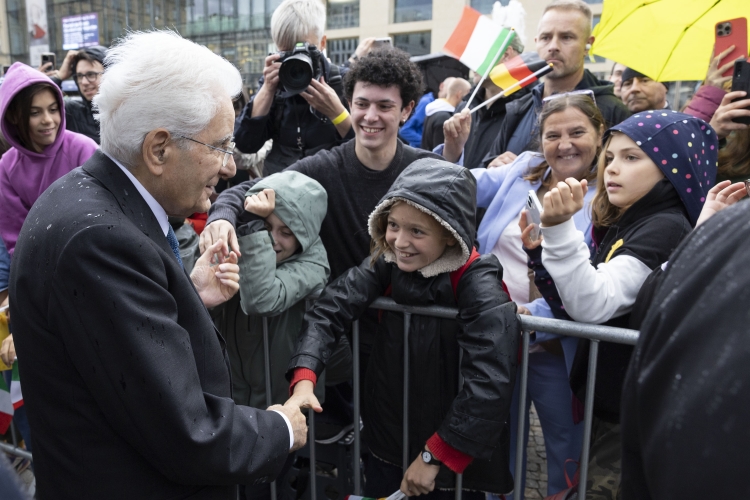 Il Presidente della Repubblica, Sergio Mattarella, alla Porta di Brandeburgo.