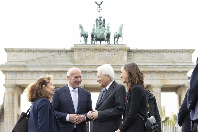 Il Presidente della Repubblica, Sergio Mattarella, alla Porta di Brandeburgo con il Borgomastro di Berlino, Kai Wegner.