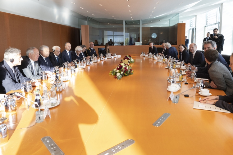 Il Presidente della Repubblica, Sergio Mattarella, a Palazzo della Cancelleria federale, accolto da Olaf Scholz, Cancelliere federale, durante i colloqui.