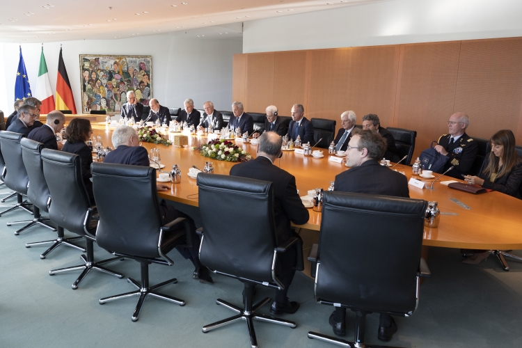 Il Presidente della Repubblica, Sergio Mattarella, a Palazzo della Cancelleria federale, accolto da Olaf Scholz, Cancelliere federale, durante i colloqui.