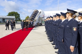 Il Presidente della Repubblica, Sergio Mattarella, e la Sig.ra Laura all’aeroporto militare di Colonia-Bonn, accolti da Frank-Walter Steinmeier, Presidente della Repubblica Federale di Germania, e Consorte, Sig.ra Elke Büdenbender, in occasione della visita di Stato.