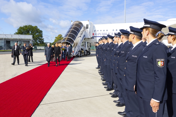 Il Presidente della Repubblica, Sergio Mattarella, e la Sig.ra Laura all’aeroporto militare di Colonia-Bonn, accolti da Frank-Walter Steinmeier, Presidente della Repubblica Federale di Germania, e Consorte, Sig.ra Elke Büdenbender, in occasione della visita di Stato.
