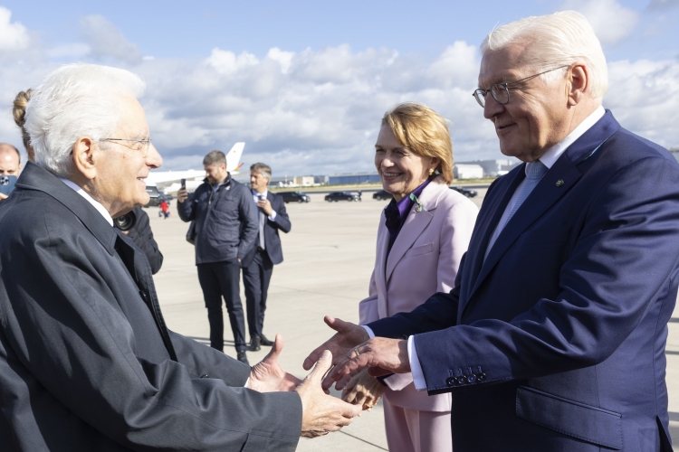 Il Presidente della Repubblica, Sergio Mattarella, e la Sig.ra Laura all’aeroporto militare di Colonia-Bonn, accolti da Frank-Walter Steinmeier, Presidente della Repubblica Federale di Germania, e Consorte, Sig.ra Elke Büdenbender, in occasione della visita di Stato.