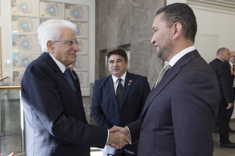 Il Presidente della Repubblica, Sergio Mattarella, saluta Shen Xiaomeng, Presidente di turno delle Agenzie del Campus.