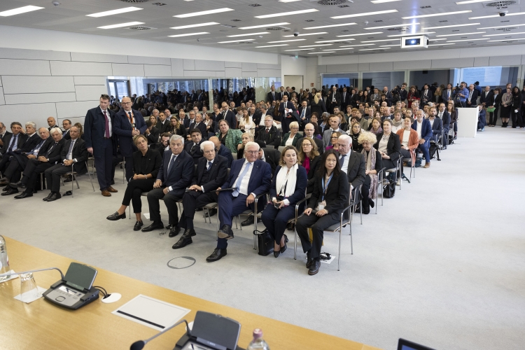 Il Presidente della Repubblica, Sergio Mattarella, saluta Shen Xiaomeng, Presidente di turno delle Agenzie del Campus.
