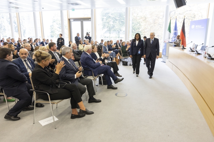 Il Presidente della Repubblica, Sergio Mattarella, saluta Shen Xiaomeng, Presidente di turno delle Agenzie del Campus.