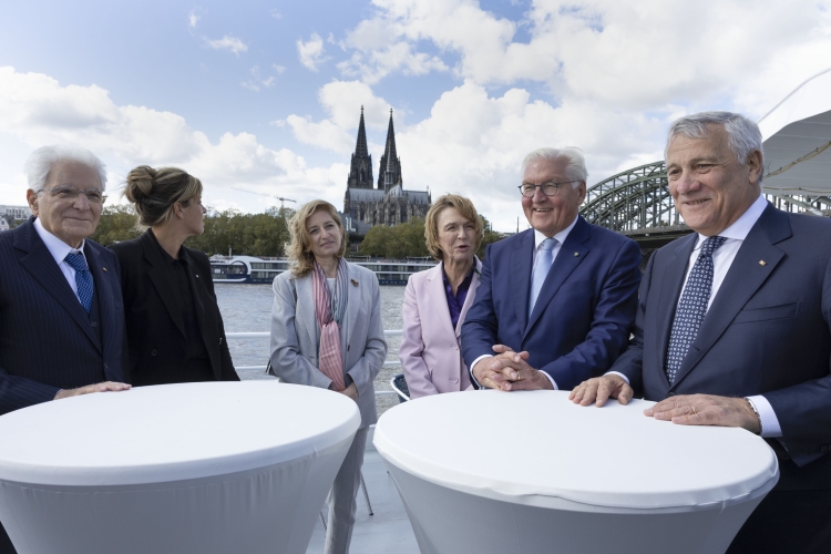 Il Presidente della Repubblica, Sergio Mattarella, con Frank-Walter Steinmeier, Presidente della Repubblica Federale di Germania, e Antonio Tajani, Ministro degli affari esteri e della cooperazione internazionale dell'Italia, in battello per Colonia.