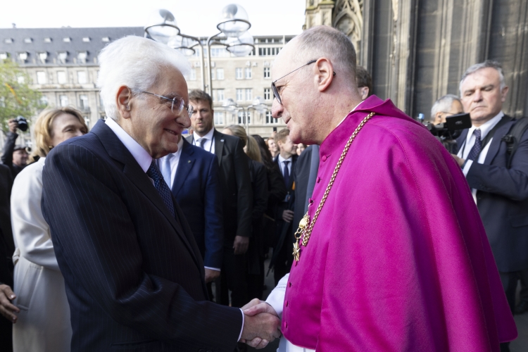 Il Presidente della Repubblica, Sergio Mattarella, visita il Duomo di Colonia.

