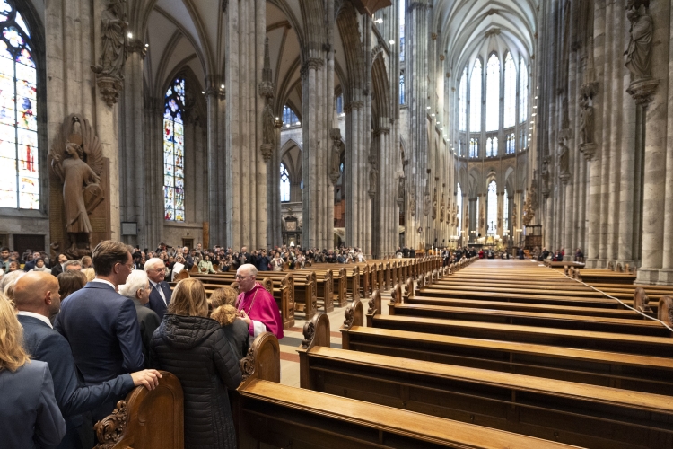Il Presidente della Repubblica, Sergio Mattarella, con Frank-Walter Steinmeier, Presidente della Repubblica Federale di Germania, visitano il Duomo di Colonia.
