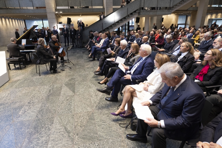 Il Presidente della Repubblica, Sergio Mattarella, con Frank-Walter Steinmeier, Presidente della Repubblica Federale di Germania e la Sindaca di Colonia, Henriette Reker, al Municipio di Colonia, durante il concerto di violino e violoncello.