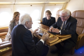 Il Presidente della Repubblica Sergio Mattarella con Frank-Walter Steinmeier, Presidente della Repubblica Federale di Germania in volo assieme verso l'Italia