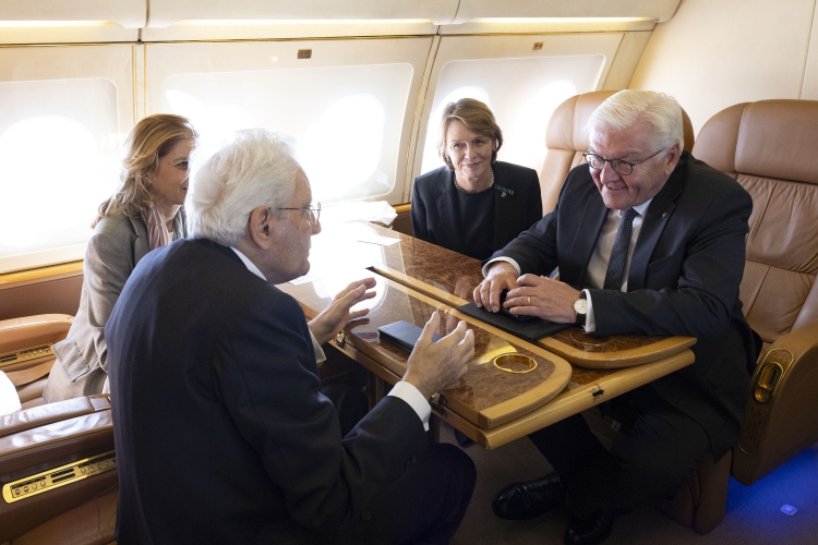 Il Presidente della Repubblica Sergio Mattarella con Frank-Walter Steinmeier, Presidente della Repubblica Federale di Germania in volo assieme verso l'Italia