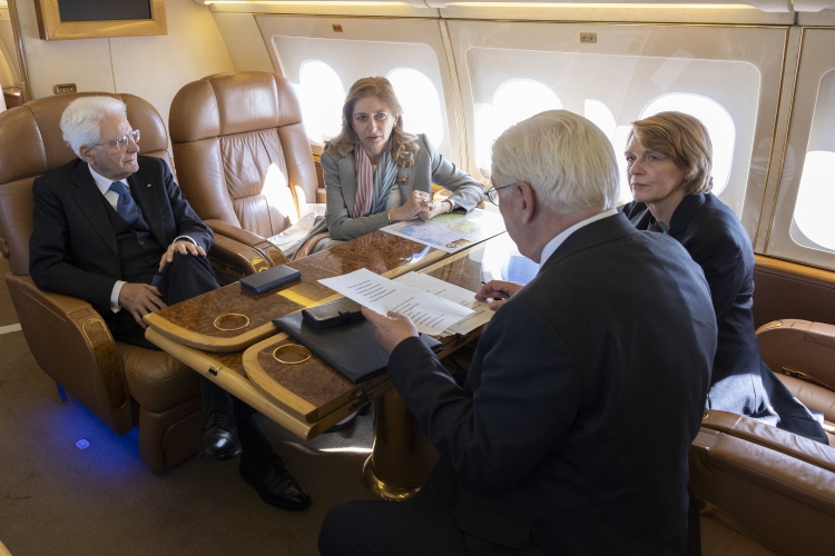 Il Presidente della Repubblica Sergio Mattarella con Frank-Walter Steinmeier, Presidente della Repubblica Federale di Germania in volo assieme verso l'Italia
