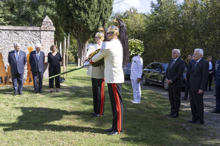 Il Presidente della Repubblica Sergio Mattarella con Frank-Walter Steinmeier, Presidente della Repubblica Federale di Germania, depongono una corona di alloro presso il cippo commemorativo intitolato a Don Giovanni Fornasini, in occasione delle celebrazioni per l’80° anniversario degli eccidi di Monte Sole
