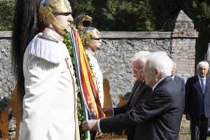 Il Presidente della Repubblica Sergio Mattarella con Frank-Walter Steinmeier, Presidente della Repubblica Federale di Germania, depongono una corona di alloro presso il cippo commemorativo intitolato a Don Giovanni Fornasini, in occasione delle celebrazioni per l’80° anniversario degli eccidi di Monte Sole