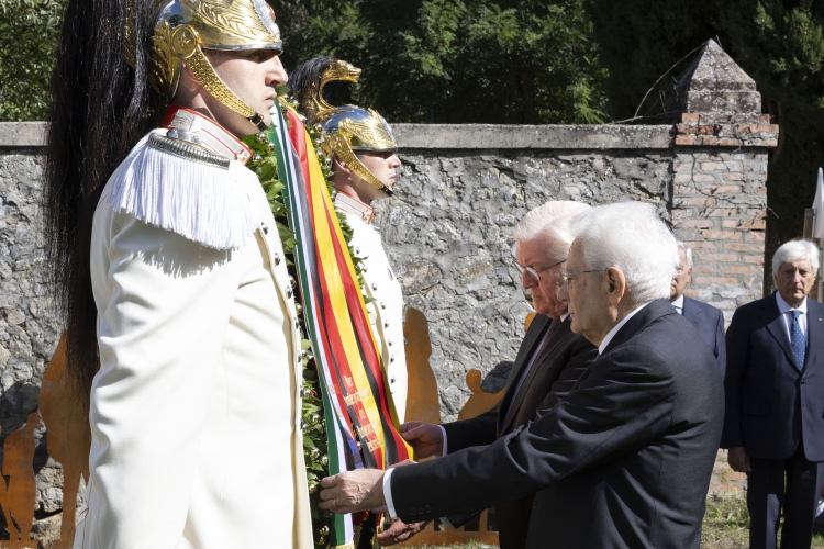 Il Presidente della Repubblica Sergio Mattarella con Frank-Walter Steinmeier, Presidente della Repubblica Federale di Germania, depongono una corona di alloro presso il cippo commemorativo intitolato a Don Giovanni Fornasini, in occasione delle celebrazioni per l’80° anniversario degli eccidi di Monte Sole