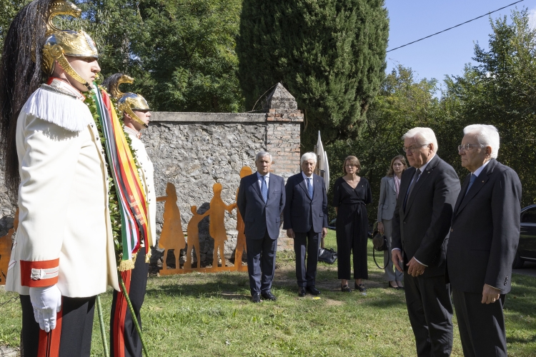 Il Presidente della Repubblica Sergio Mattarella con Frank-Walter Steinmeier, Presidente della Repubblica Federale di Germania, depongono una corona di alloro presso il cippo commemorativo intitolato a Don Giovanni Fornasini, in occasione delle celebrazioni per l’80° anniversario degli eccidi di Monte Sole