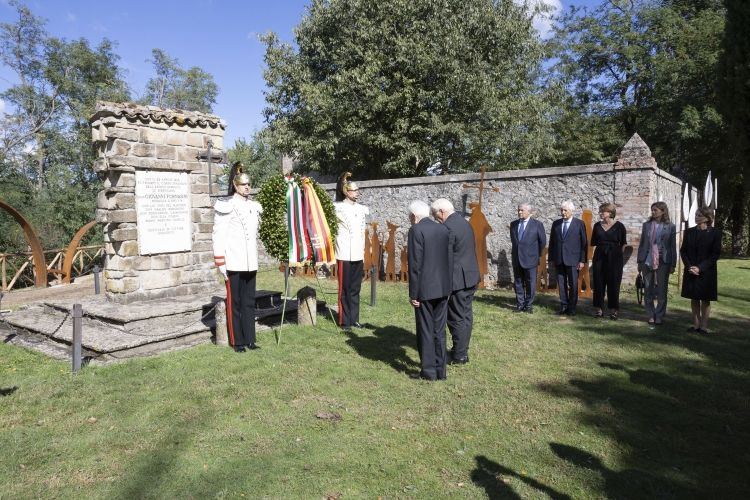 Il Presidente della Repubblica Sergio Mattarella con Frank-Walter Steinmeier, Presidente della Repubblica Federale di Germania, depongono una corona di alloro presso il cippo commemorativo intitolato a Don Giovanni Fornasini, in occasione delle celebrazioni per l’80° anniversario degli eccidi di Monte Sole
