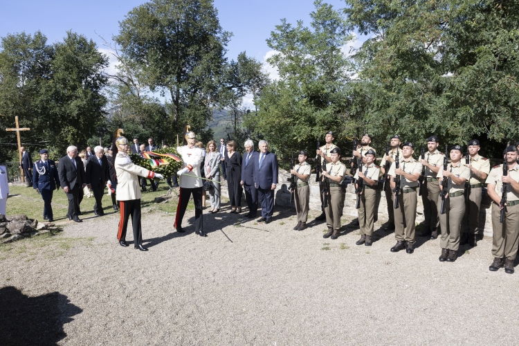 Il Presidente della Repubblica Sergio Mattarella con Frank-Walter Steinmeier, Presidente della Repubblica Federale di Germania, depongono una corona di alloro presso l'Altare della Chiesa di San Martino , in occasione delle celebrazioni per l’80° anniversario degli eccidi di Monte Sole