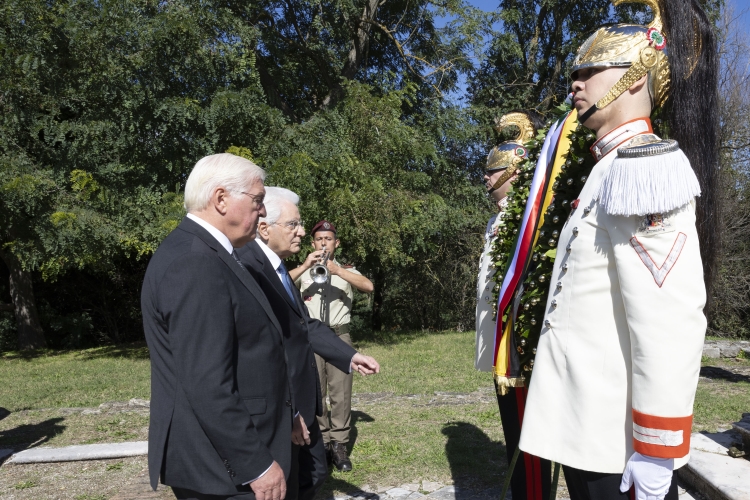 Il Presidente della Repubblica Sergio Mattarella con Frank-Walter Steinmeier, Presidente della Repubblica Federale di Germania, depongono una corona di alloro presso l'Altare della Chiesa di San Martino , in occasione delle celebrazioni per l’80° anniversario degli eccidi di Monte Sole