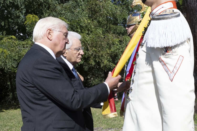 Il Presidente della Repubblica Sergio Mattarella con Frank-Walter Steinmeier, Presidente della Repubblica Federale di Germania, depongono una corona di alloro presso l'Altare della Chiesa di San Martino , in occasione delle celebrazioni per l’80° anniversario degli eccidi di Monte Sole
