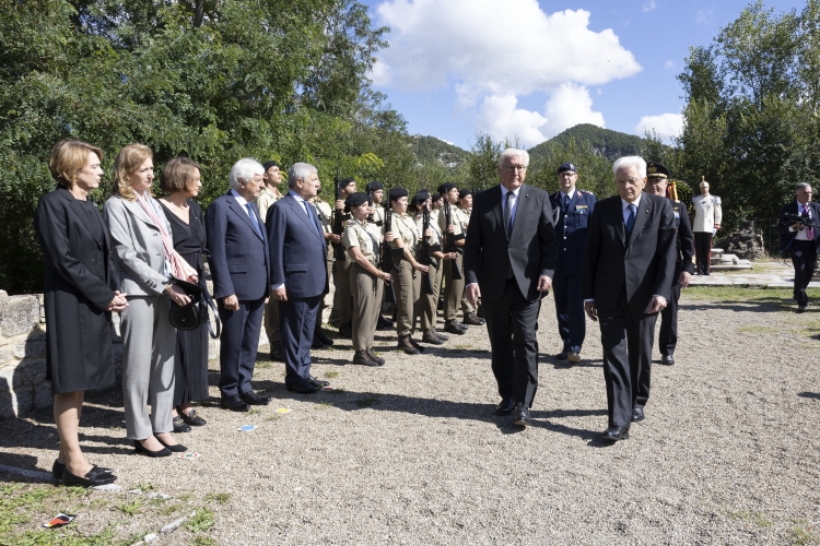 Il Presidente della Repubblica Sergio Mattarella con Frank-Walter Steinmeier, Presidente della Repubblica Federale di Germania, depongono una corona di alloro presso l'Altare della Chiesa di San Martino , in occasione delle celebrazioni per l’80° anniversario degli eccidi di Monte Sole