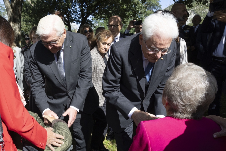 Il Presidente della Repubblica Sergio Mattarella con Frank-Walter Steinmeier, Presidente della Repubblica Federale di Germania, con salutano i familiari e i superstiti , in occasione delle celebrazioni per l’80° anniversario degli eccidi di Monte Sole