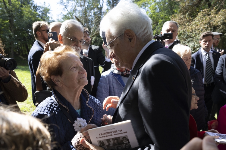 Il Presidente della Repubblica Sergio Mattarella con Frank-Walter Steinmeier, Presidente della Repubblica Federale di Germania, con salutano i familiari e i superstiti , in occasione delle celebrazioni per l’80° anniversario degli eccidi di Monte Sole